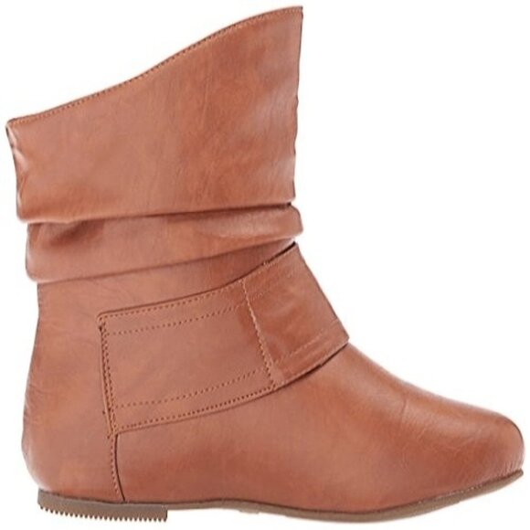 Top Moda Round Toe Slouched Large Buckle Flat Heel Leatherette Ankle Boots - Picture 5 of 7